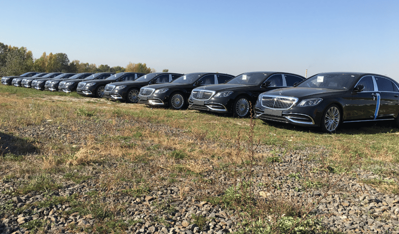 Nagyjából 500 millió forintnyi Mercedes-Maybach parkol ezen a pesti mezőn - fotó
