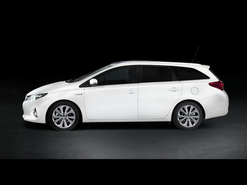 Cégautós hiányt pótol a Toyota az Auris kombival