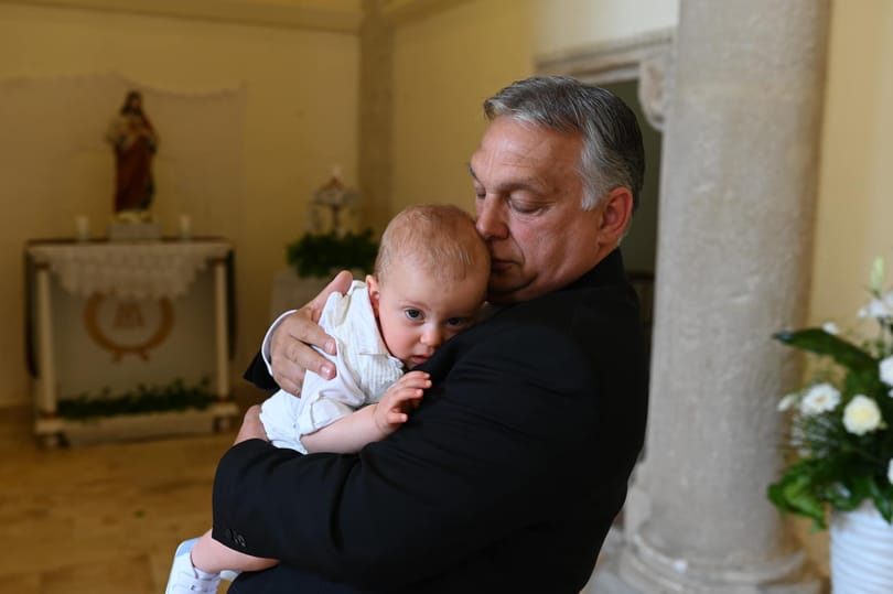 Orbán fotót közölt épp megkeresztelt unokájáról, Bertalanról