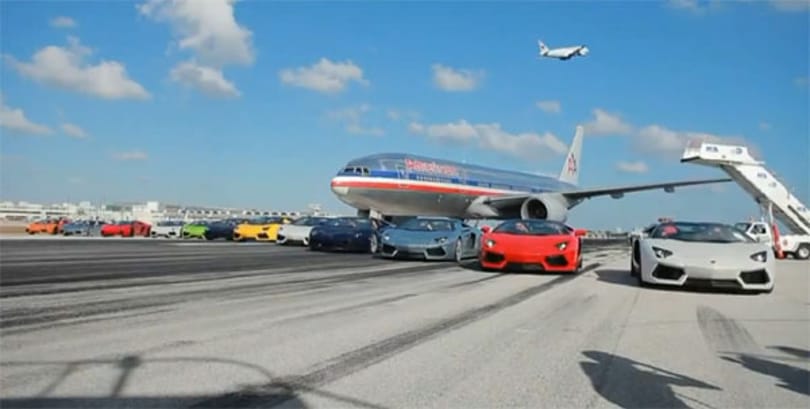 Gyorsabb a felszálló repülőgépnél a Lamborghini Aventador - videó