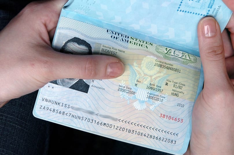 Politikusnak adta ki magát egy csaló egy társkereső oldalon