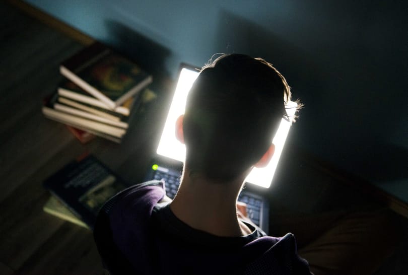 Magányosak, akik sok mindent osztanak meg Facebookon