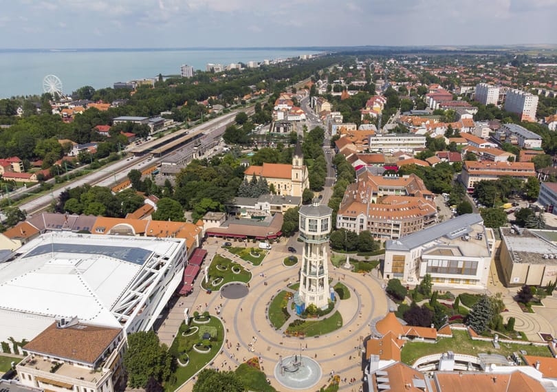 Kiforgatták ingatlanából, ólba is zárták, de most visszakapja otthonát egy idős nő Siófokon