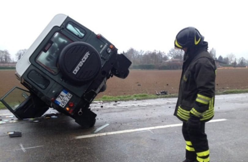 Megpördülő Porsche ütött ki egy Land Rover Defendert - fotók