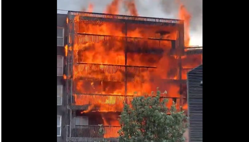 Videó: hatalmas lángokkal égett egy kelet-londoni, többemeletes ház