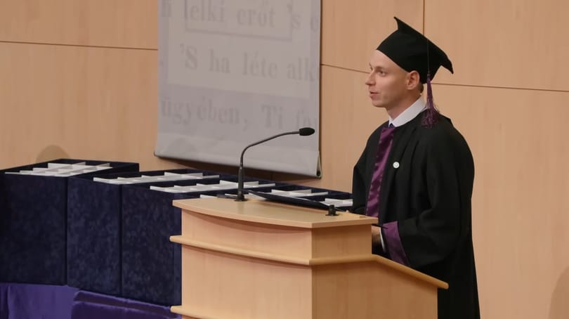 „Egy diszfunkcionális, összedőlés szélén álló rendszerben kell majd dolgoznunk” – keményen bírálta az egészségügyet a szegedi orvoskar végzős hallgatója