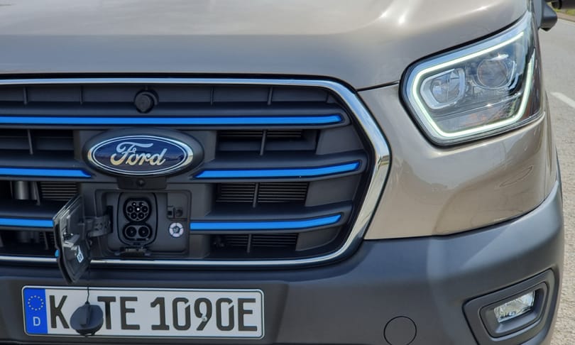 Zéró gázolaj, maximális hatékonyság: teszten az új elektromos Ford Transit