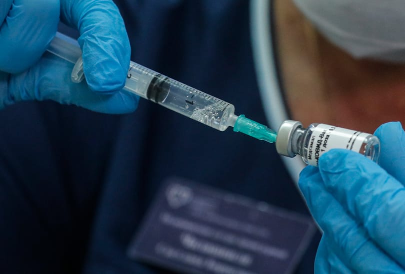 Index: Az OGYÉI már jóváhagyta az orosz vakcinát 