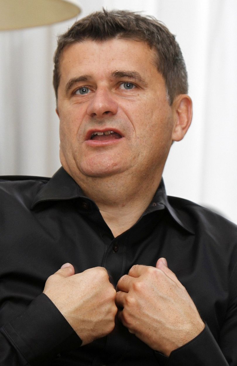 A lengyel pártok ferde szemmel néznek Palikot kereszt elleni hadjáratára