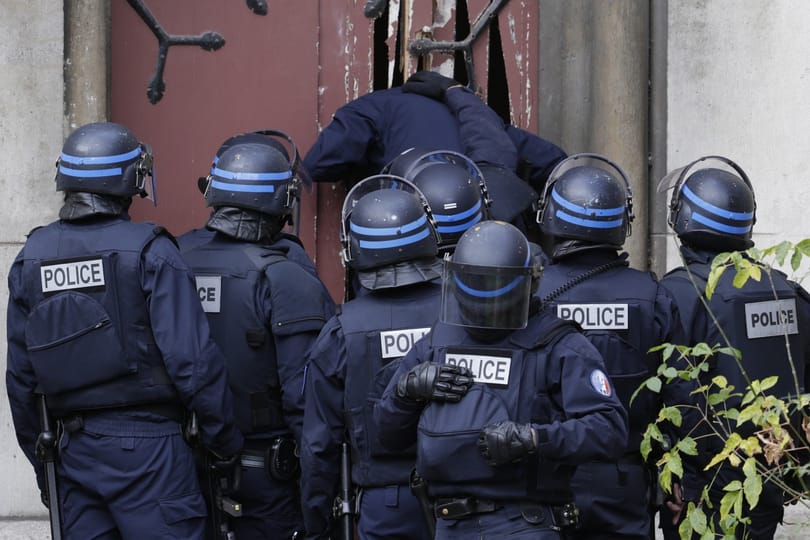 Drónokat és robotokat küldtek a rendőrök a Sant-Denis-i terroristafészekbe