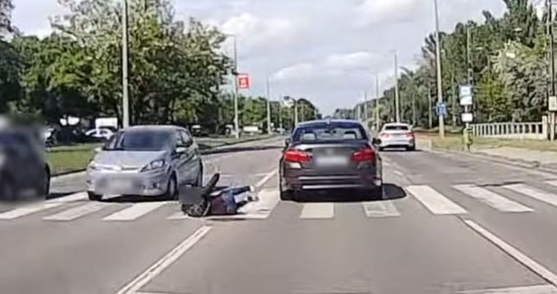 Döbbenten nézte az autós, ahogy nekiszalad egy gyalogos, majd elsántikál – videó