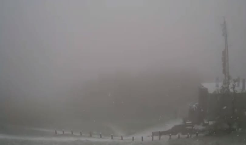 Sűrűn hull a fehér hó a Budapest környéki hegyekben – videók