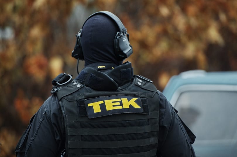 Bántalmazta az élettársát és bezárkózott egy gyerekkel egy őrjöngő férfi Óbudán, a TEK fogta el