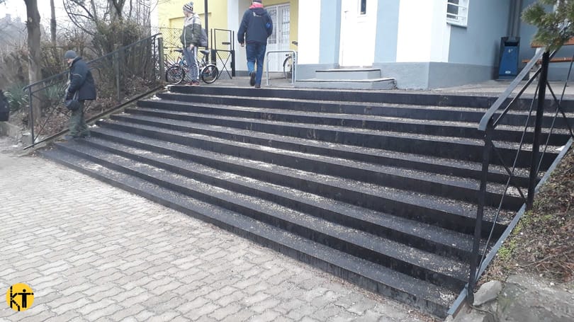 Ahány foka, annyiféle: izgalmas lépcsőt barkácsolt a MÁV Tatán
