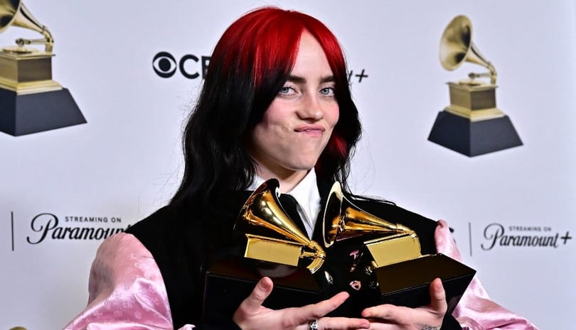 Villantós nagyestélyi, buja tollkalap és ünnepi Slipknot-maszk: így vonultak a sztárok a Grammy-gálán