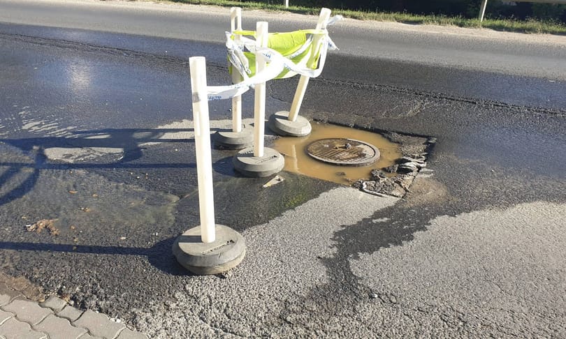 Már a szennyvíz is feltört a veszélyes solymári úthibánál – fotók