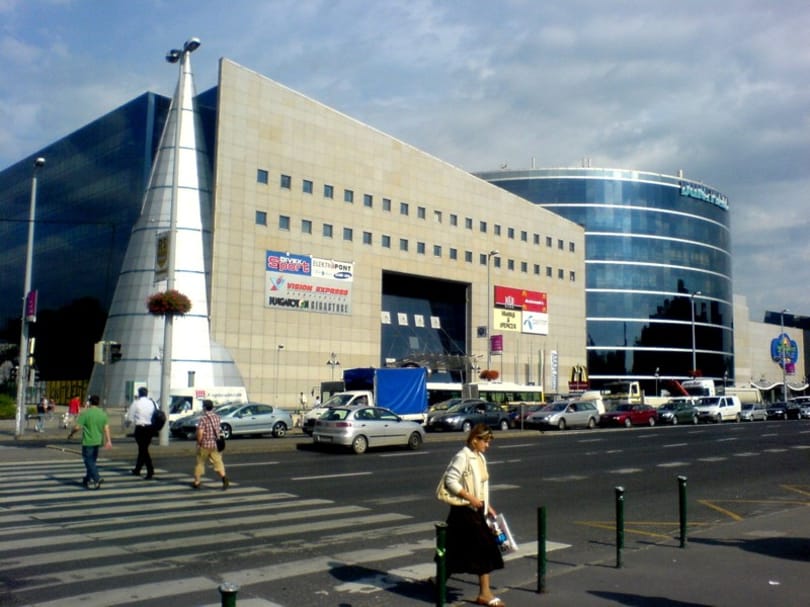 Kényszerszabadságra küldhetik a plazák dolgozóit