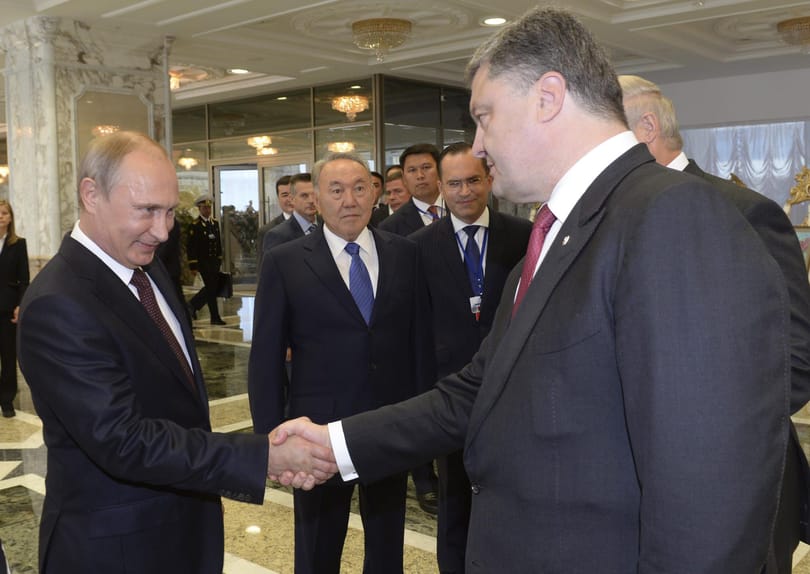 Itt a fotó és a videó Putyin és Porosenko jeges kézfogásáról
