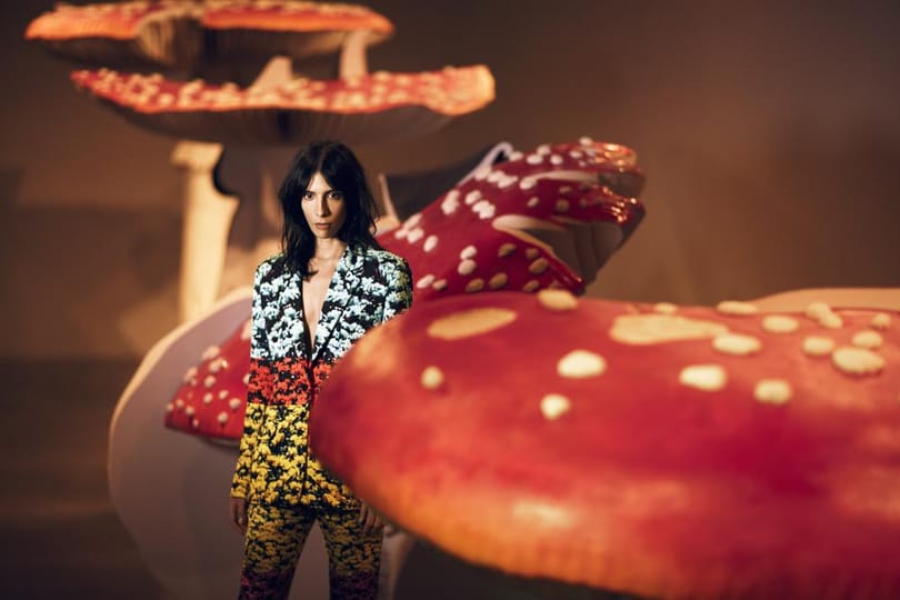 Modell a légyölő galócák tövében: Jamie Bochert legfrissebb fotói