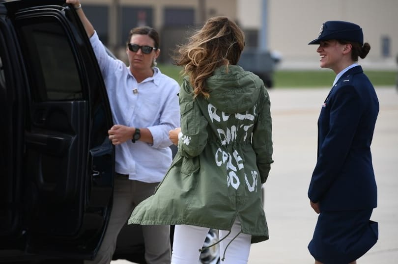 Üzenőfelület lett Melania Trump hírhedt kabátjából – mémek