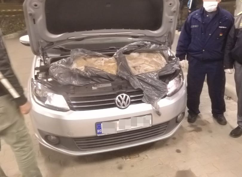 Még a motortere is tele volt dohánnyal egy autónak