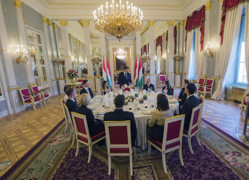 Fotók: Áder az Attractionnal vacsorázott és fotózkodott
