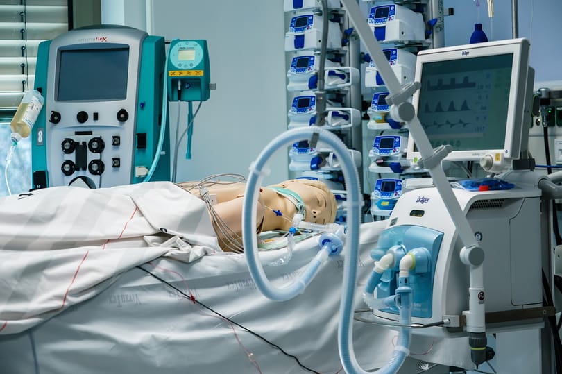 140 lélegeztetőgép és 5 millió maszk érkezik szerdán