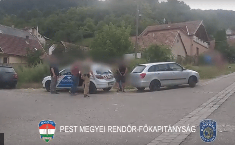 Azt hitte, egy kartondobozban elbújhat a rendőrök elől