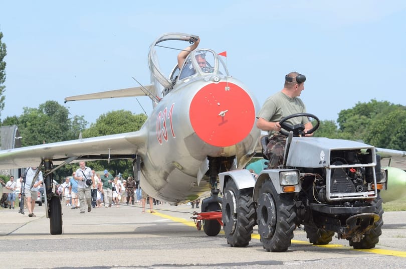 Visszaesett a kifutópályára egy MiG-15-ös a szolnoki reptéren