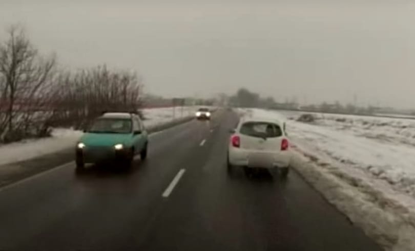 Szirénázó mentőautót tartott fel egy autós a 82-es főúton – videó