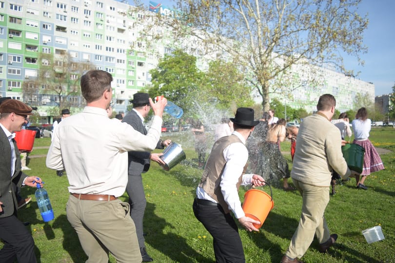 Budapesten is vannak, akik vödörrel locsoltak húsvétkor