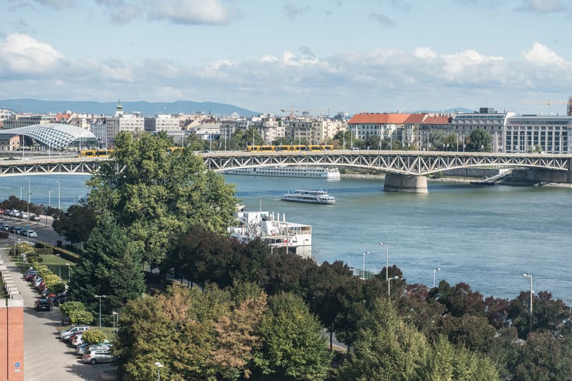 A Petőfi hídról esett a Dunába
