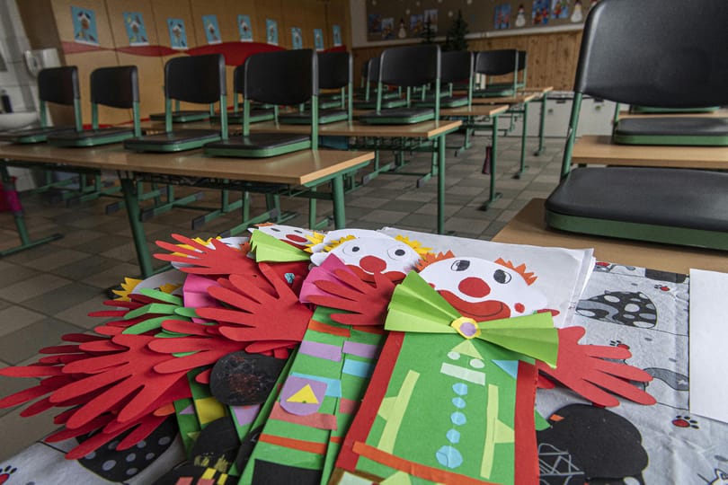 Hat ábra, amely mutatja, hogyan alázzák meg a magyar pedagógusokat