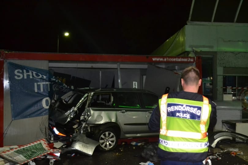 Benzinkút melletti konténerbe csapódott egy kocsi az M7-esen