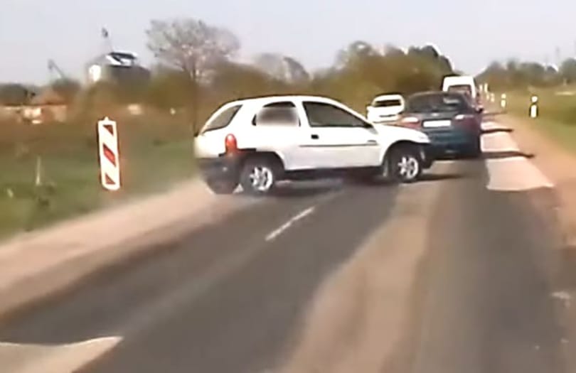 Vaktában előzött egy autós Ceglédnél, akciófilmes mentéssel úszta meg a karambolt a végén