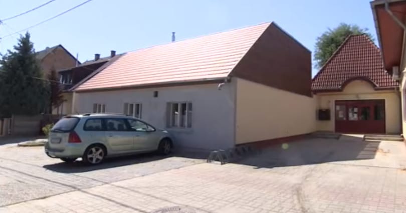 Illatgyertyával nyomják el a penészszagot egy gyömrői iskolában