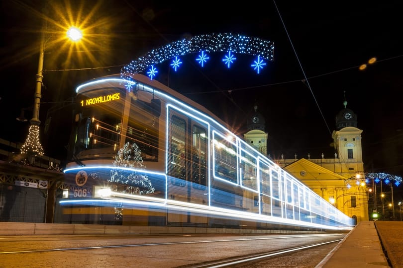 Fotó: Autóval karambolozott az adventi villamos