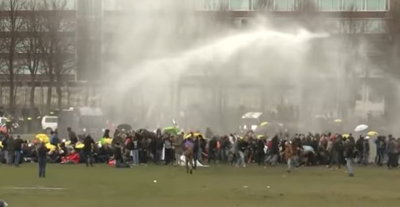 Vízágyúval oszlatták a lezárások miatt tüntetőket Hollandiában