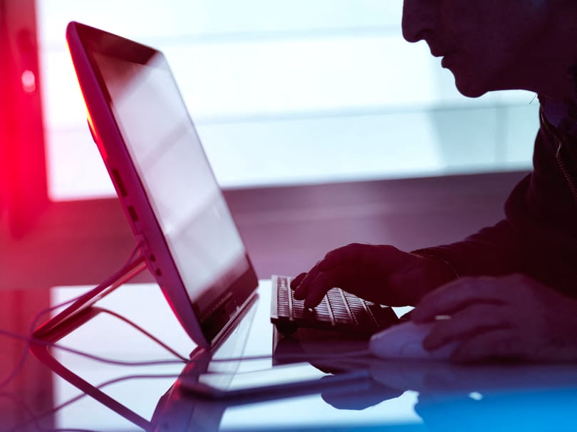 „Vége van, Kicsi!” – nyilvános a bombafenyegetéseket kiküldő e-mail-cím postafiókja, a válaszüzenetek is elolvashatók