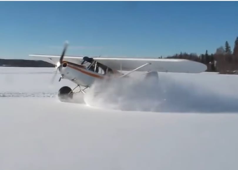 Akkor lássuk, hogyan kell repülővel driftelni – videó