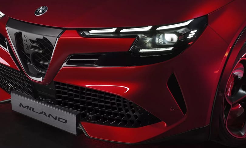 Olasz virtus: megérkezett az első elektromos Alfa Romeo, a Milano