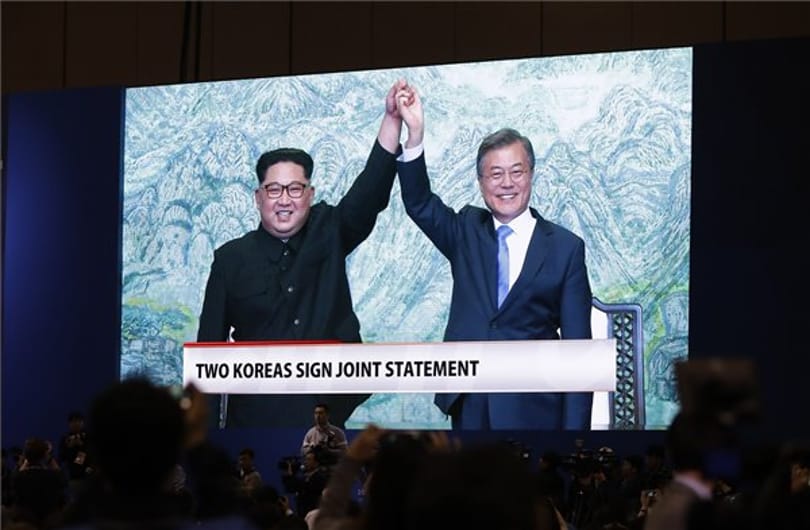 Hivatalosan is véget érhet a koreai háború és indulhat az atommentesítés
