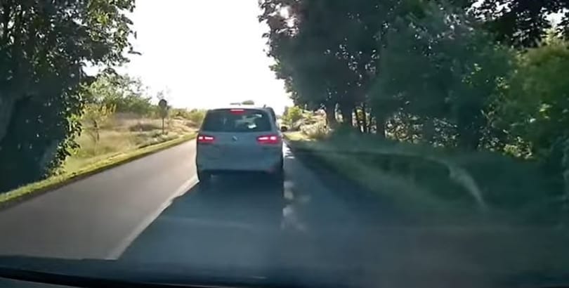 Még a szemből érkezőket is feltartotta egy büntetőfékezgető autós – videó