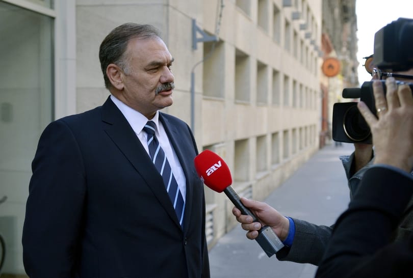 Hiszékeny Dezső minden kerületi pozíciójáról lemondott