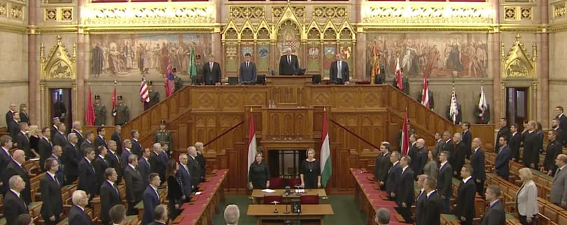 Orbán kezet fogott az ellenzéki frakcióvezetőkkel