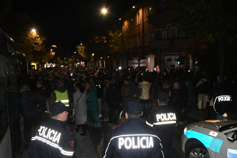 Könnygázzal és vízágyúval oszlatták a kormányellenes tüntetőket Tiranában