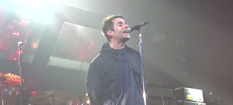 Liam Gallagher: A rocksztár az ablakon át nézi a felhős eget, és hatalmasakat fingik (videó)