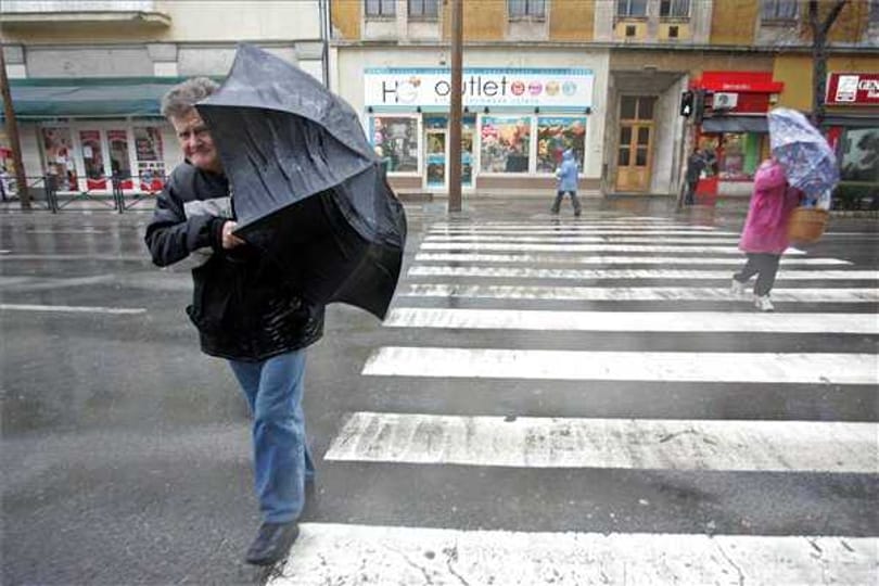 Röpködnek a cserepek: meddig marad a 100 km/órás szél Budapesten?