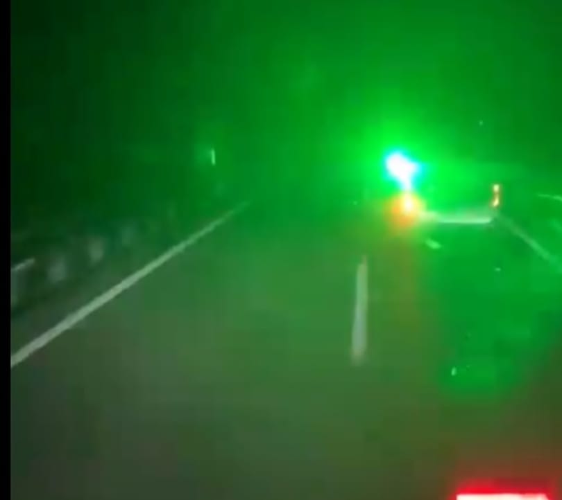 Lézerrel próbálta elvakítani a mögötte haladót egy sofőr Spanyolországban