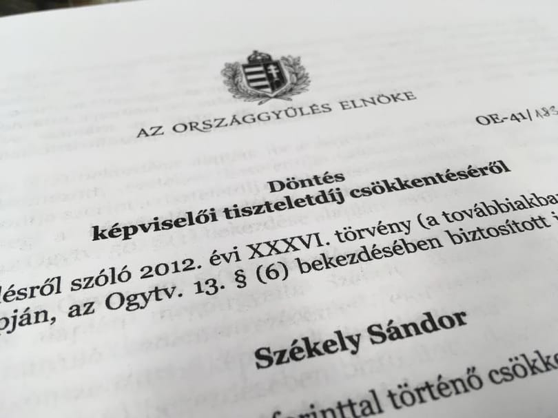 Kövér egyedül eldöntötte: egyhavi fizetést von meg a tiltakozó ellenzéki képviselőtől